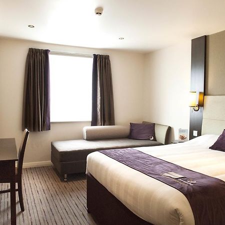 Premier Inn Luton Town Centre ภายนอก รูปภาพ