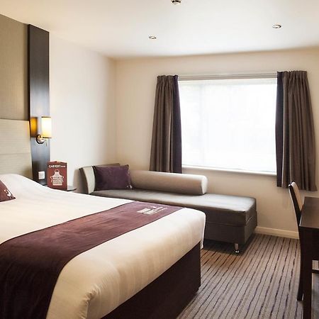 Premier Inn Luton Town Centre ภายนอก รูปภาพ