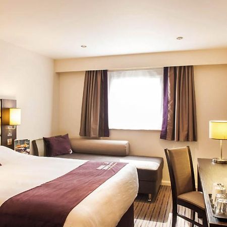 Premier Inn Luton Town Centre ภายนอก รูปภาพ