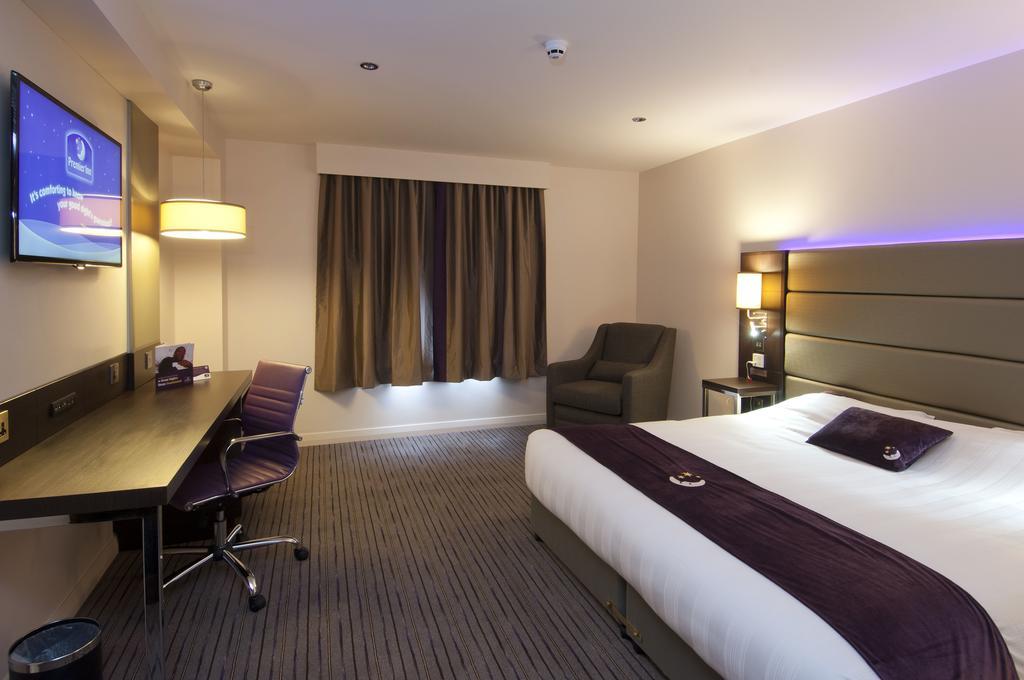 Premier Inn Luton Town Centre ภายนอก รูปภาพ