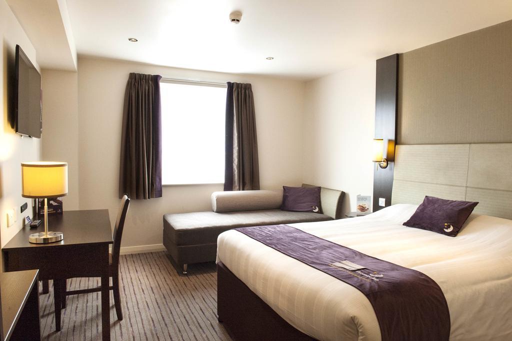 Premier Inn Luton Town Centre ภายนอก รูปภาพ