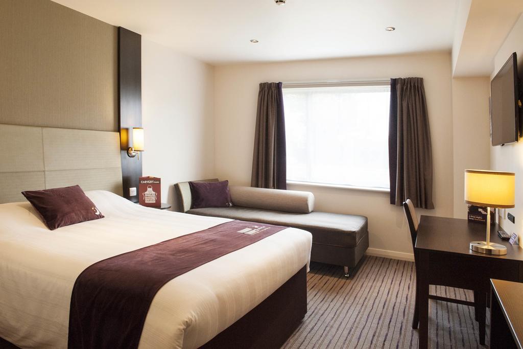 Premier Inn Luton Town Centre ภายนอก รูปภาพ