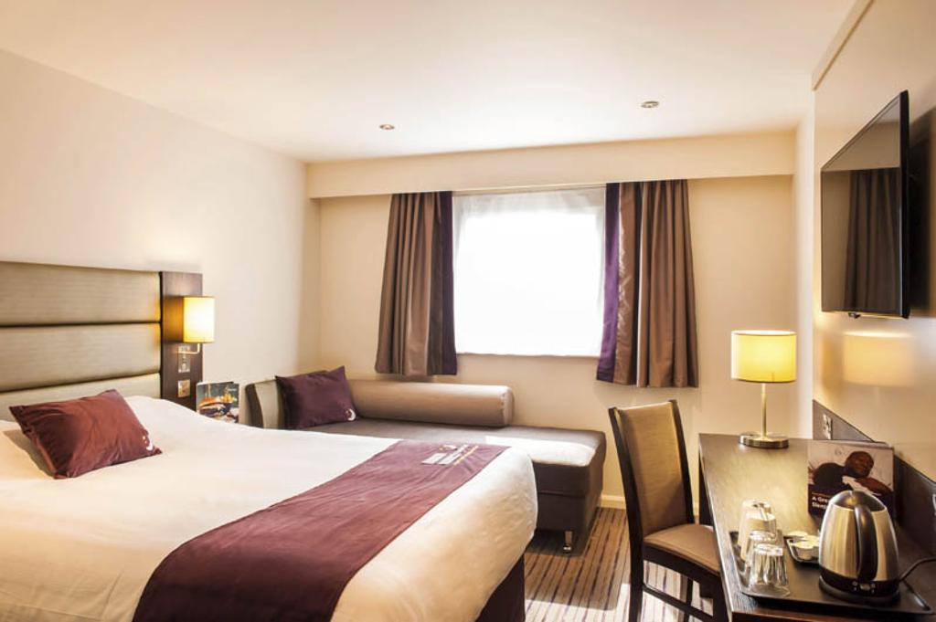 Premier Inn Luton Town Centre ภายนอก รูปภาพ