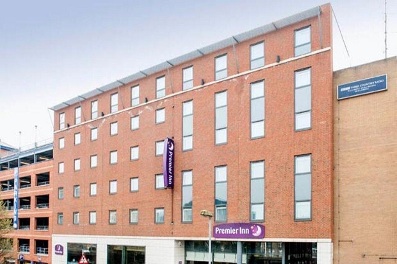 Premier Inn Luton Town Centre ภายนอก รูปภาพ