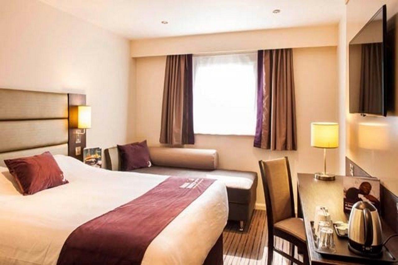 Premier Inn Luton Town Centre ภายนอก รูปภาพ