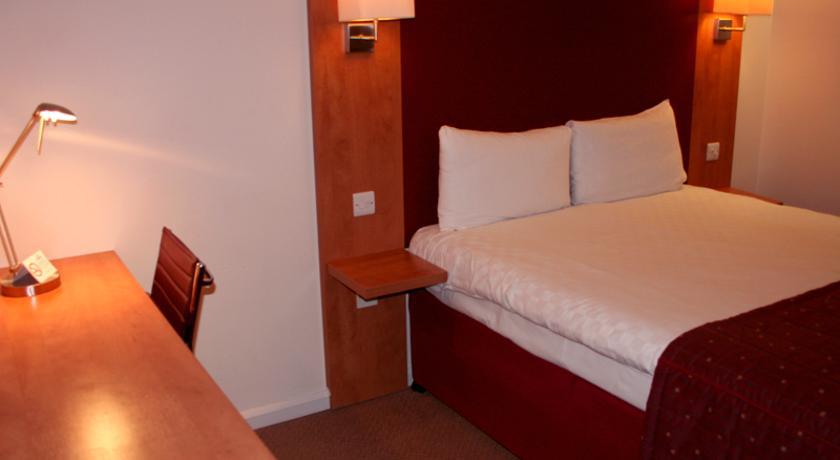 Premier Inn Luton Town Centre ภายนอก รูปภาพ